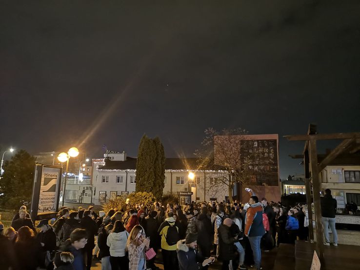 Sute de oameni au ieșit să protesteze în centrul Sibiului.